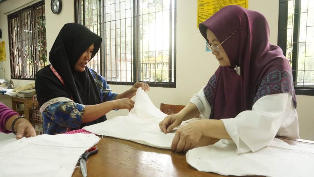 Tampak ibu-ibu mengikuti pelatihan keterampilan cara membuat anyaman keset di ruang praktek SMK Negeri 3 Tangerang, Jalan M Yamin, Kota Tangerang, Rabu (24/4/2019).