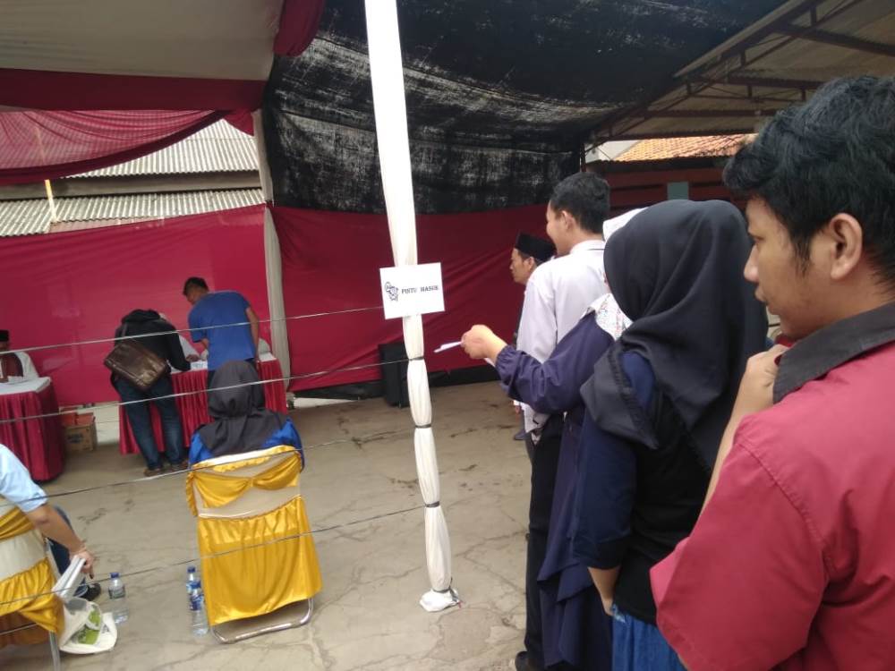 Antrean pemilih di TPS 49 Kelurahan Rengas, Ciputat Timur.