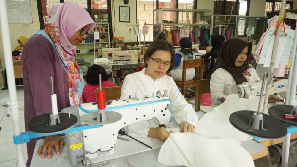 Tampak ibu-ibu mengikuti pelatihan keterampilan cara membuat anyaman keset di ruang praktek SMK Negeri 3 Tangerang, Jalan M Yamin, Kota Tangerang, Rabu (24/4/2019).