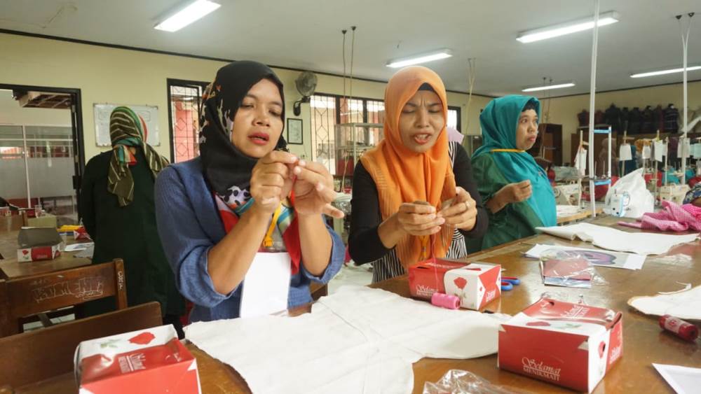 Tampak ibu-ibu mengikuti pelatihan keterampilan cara membuat anyaman keset di ruang praktek SMK Negeri 3 Tangerang, Jalan M Yamin, Kota Tangerang, Rabu (24/4/2019).