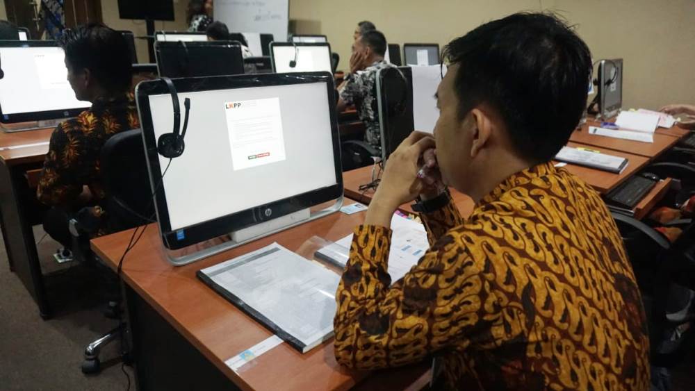 Kegiatan pendidikan dan latihan (diklat) sertifikasi pengadaan barang dan jasa di ruang laboratorium komputer, lantai IV, Gedung Cisadane, Jalan KS Tubun, Kota Tangerang, Kamis (25/4/2019).