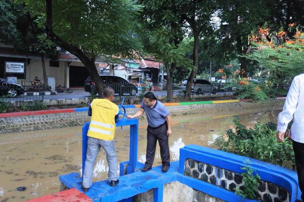 Wali Kota Tangerang Arief R Wismansyah meninjau Pintu Air 10 Cisadane.