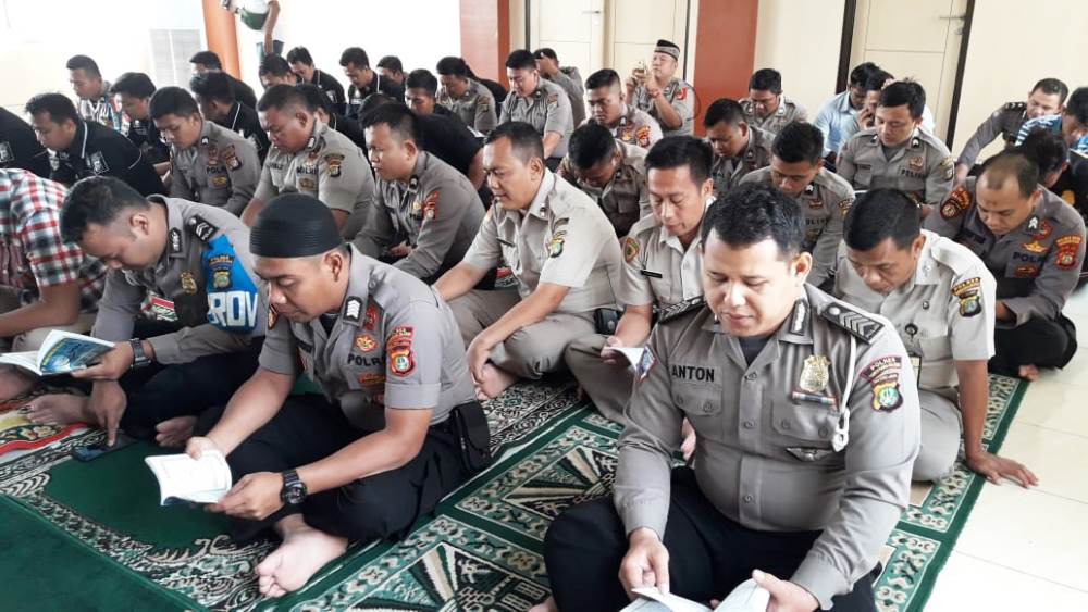 Polres Tangsel menggelar Doa Bersama atas gugurnya para pahlawan demokrasi di Mapolres Tangsel, Serpong, Tangsel, Jumat (26/4/2019).