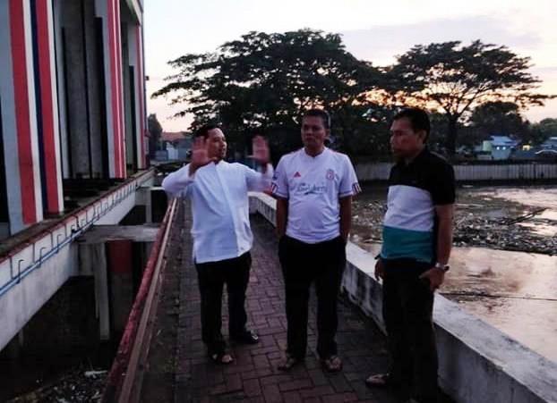 Wali Kota Tangerang Arief R Wismansyah melakukan pemantauan di Pintu Air 10 Cisadane.