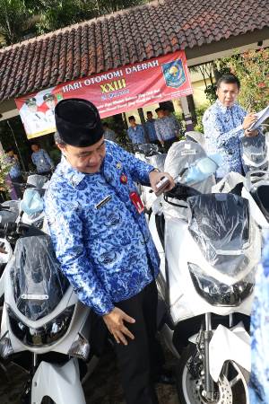 Bupati Tangerang Ahmed Zaki Iskandar secara simbolis menyerahkan sebuah kunci sepeda motor Yamaha NMax kepada Camat, Lurah dan Kades yang berhasil melampaui target penghasilan dari Pajak Bumi dan Bangunan.