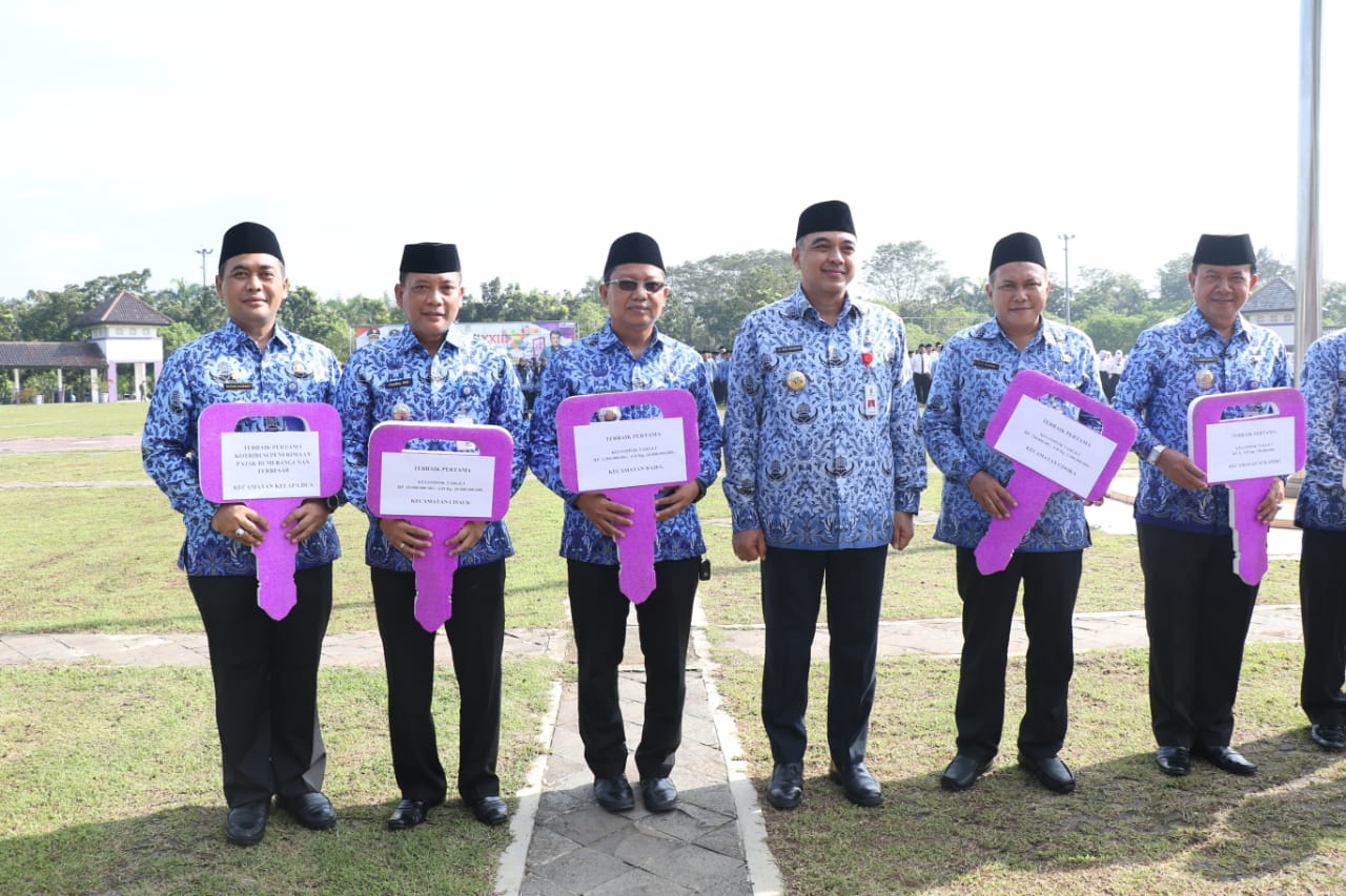 Bupati Tangerang Ahmed Zaki Iskandar secara simbolis menyerahkan sebuah kunci sepeda motor Yamaha NMax kepada Camat, Lurah dan Kades yang berhasil melampaui target penghasilan dari Pajak Bumi dan Bangunan.