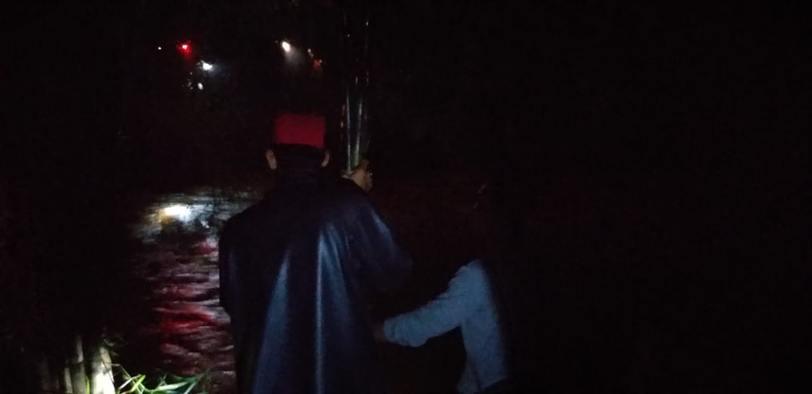 Suasana warga setempat melihat evakuasi Sebuah kendaraan roda empat yang terjun bebas ke aliran Kali Angke, Kota Tangsel, Selasa (30/4/2019) malam.