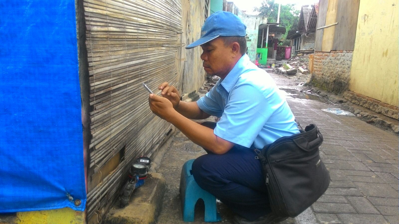 Petugas PDAM TKR saat mengecek kondisi mesin air di kediaman masyarakat.