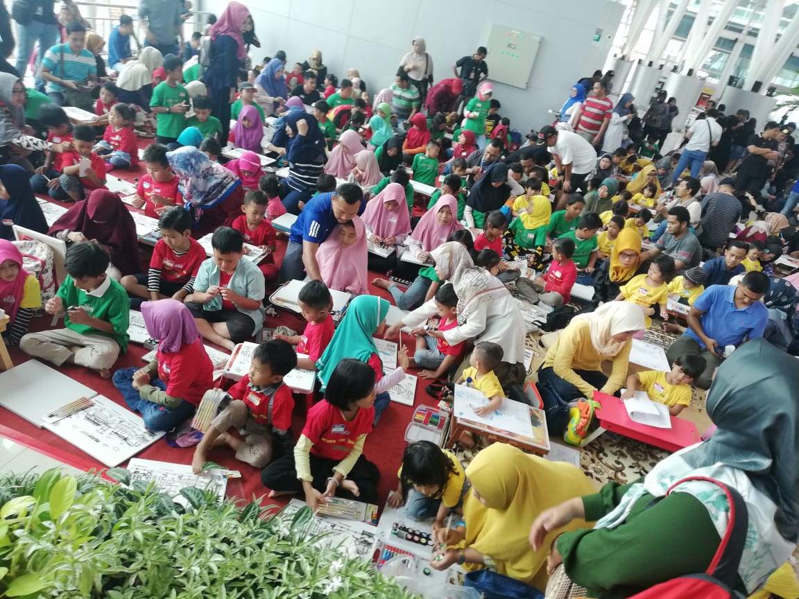 Suasana keceriaan anak-anak mengikuti lomba mewarnai dan melukis dalam kegiatan Memperingati International Labour Day atau May Day di lantai 2 Stasiun KA Bandara Soekarno-Hatta.
