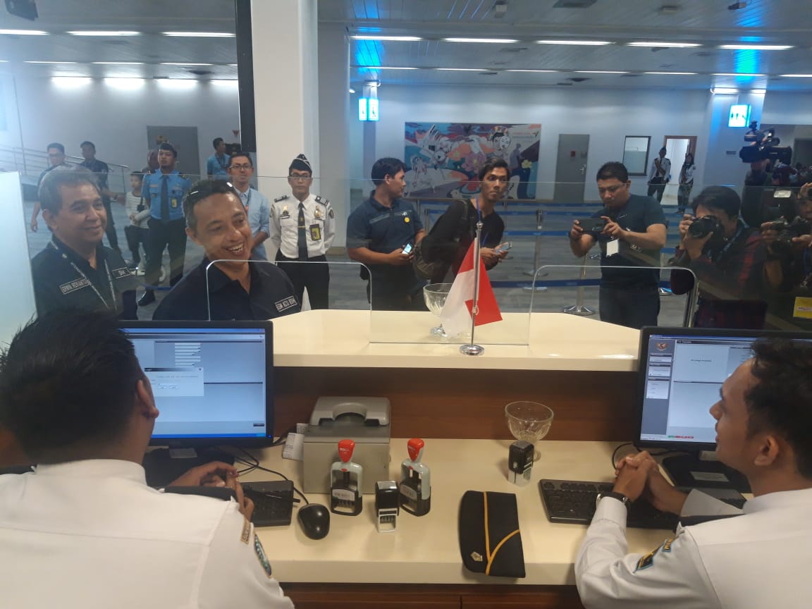 Executive General Manager Bandara Soekarno-Hatta, M Suriawan Wakan mengecek beberapa fasilitas low-cost carrier terminal (LCCT) di Terminal 2F Bandara Soekarno-Hatta, Rabu (1/5/2019).