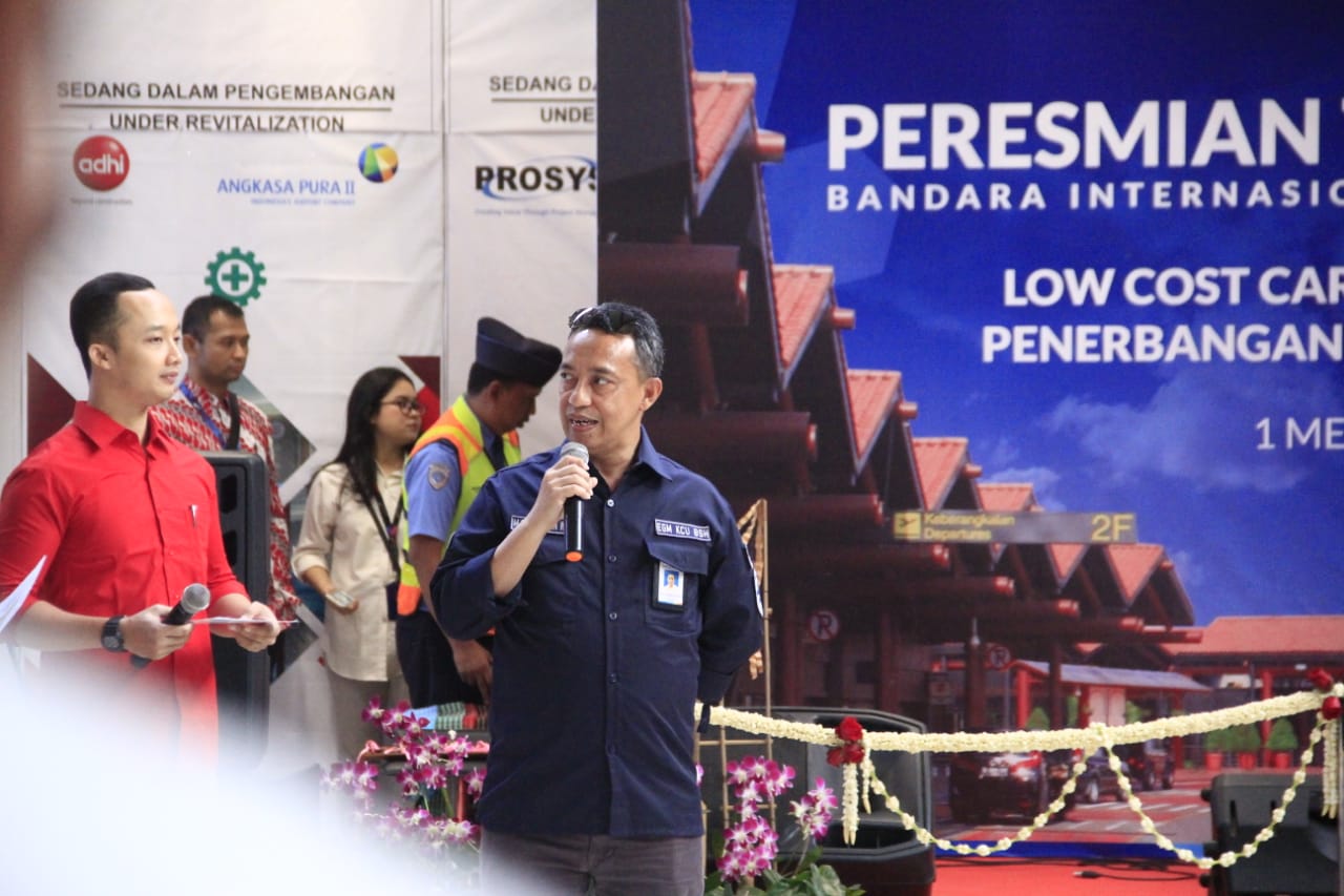 Executive General Manager Bandara Soekarno-Hatta, M Suriawan Wakan saat meresmikan Terminal 2F sebagai terminal berbiaya murah atau low cost carrier terminal (LCCT).