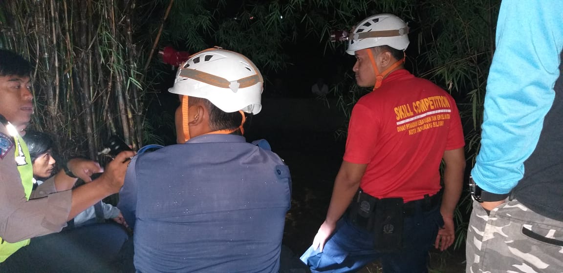 Suasana para petugas mengevakuasi Sebuah kendaraan roda empat yang terjun bebas ke aliran Kali Angke, Kota Tangsel, Selasa (30/4/2019) malam.