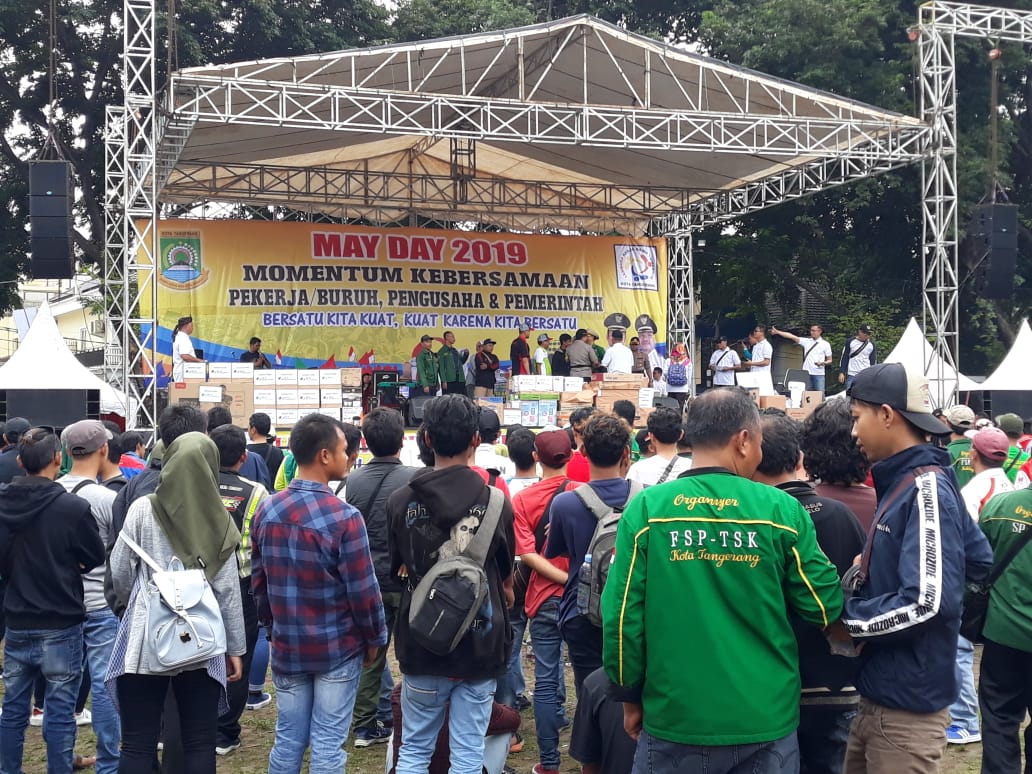 Suasana para buruh dihibur dengan penampilan penyanyi dangdut dalam kegiatan memperingati Hari Buruh Internasional di Lapangan Ahmad Yani, Alun-alun, Kota Tangerang.