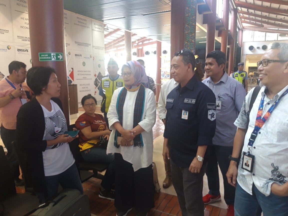 Executive General Manager Bandara Soekarno-Hatta, M Suriawan Wakan mengecek beberapa fasilitas low-cost carrier terminal (LCCT) di Terminal 2F Bandara Soekarno-Hatta, Rabu (1/5/2019).