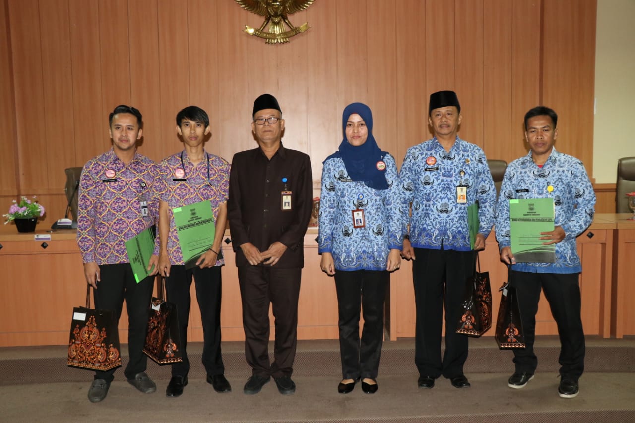 Dinas Kependudukan dan Pencatatan Sipil (Disdukcapil) Kabupaten Tangerang melalui Bidang Pelayanan memberikan Penghargaan Top 9 Pelayanan Terbaik bagi Pelayanan Publik (Non PNS) triwulan I tahun 2019.
