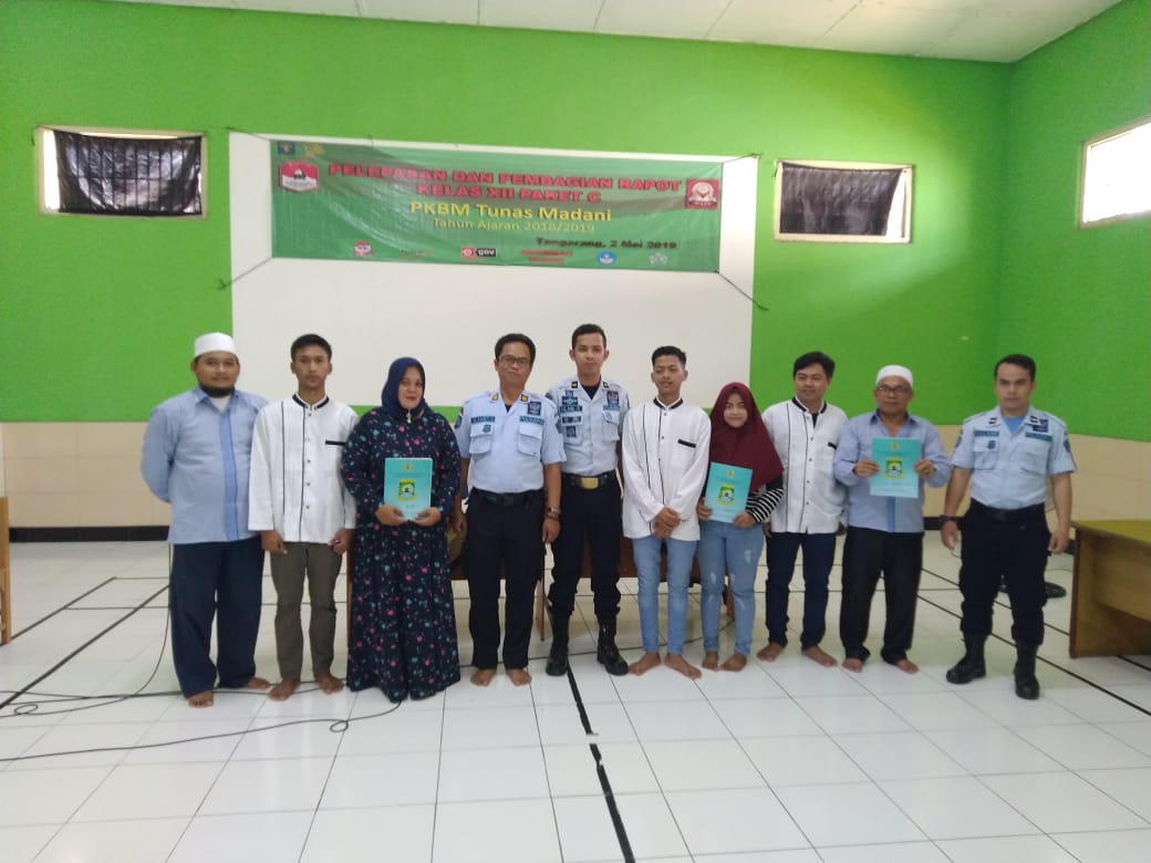 Kegiatan pembagian raport bagi warga Binaan Pemasyarakatan (WBP) Lembaga Pemasyarakatan Kelas IIA Tangerang (Lapas Pemuda Tangerang) yang mengikuti program sekolah paket