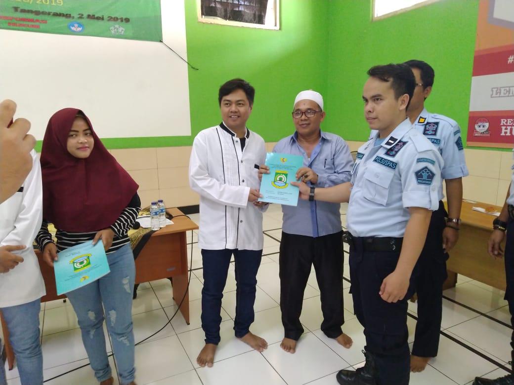 Kegiatan pembagian raport bagi warga Binaan Pemasyarakatan (WBP) Lembaga Pemasyarakatan Kelas IIA Tangerang (Lapas Pemuda Tangerang) yang mengikuti program sekolah paket