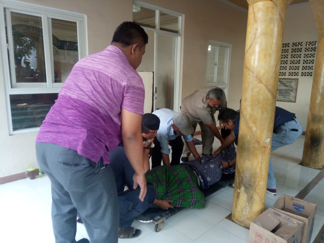 Polisi mengevakuasi jasad Kusmadi di depan kios fotokopi Acin, kantin Samsat Cikokol, Kota Tangerang pada Jumat (3/5/2019).