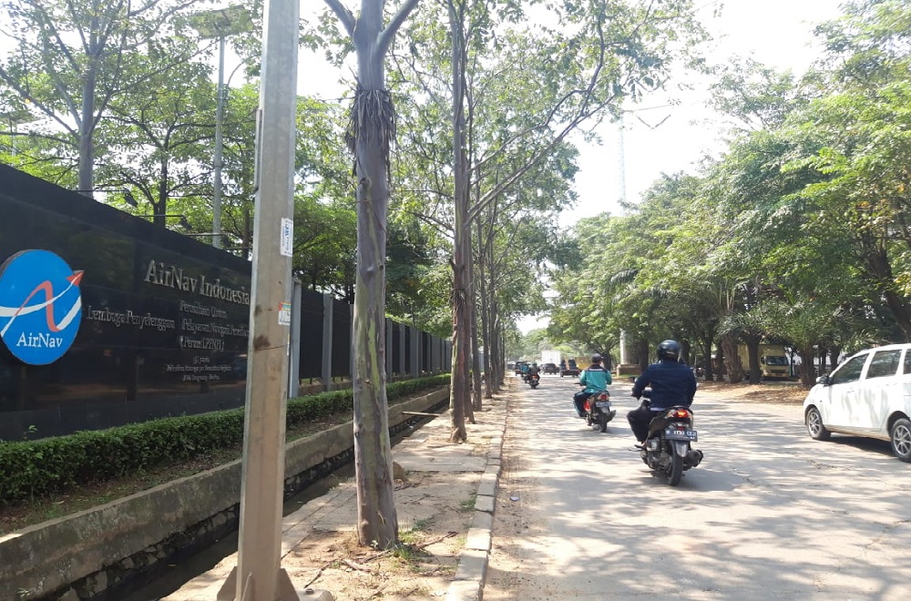 Terlihat Jalan Juanda di Neglasari, Kota Tangerang rusak parah membuat pengendara khususnya sepeda motor berhati - hati saat melewatinya.
