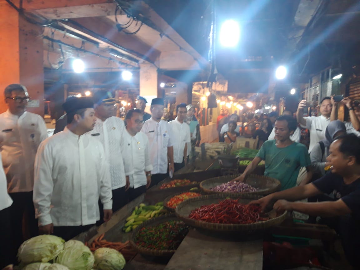 Wali Kota Tangerang Arief R Wismansyah bersama jajarannya melakukan inspeksi mendadak (sidak) ke Pasar Anyar, Kota Tangerang, Jumat (3/5/2019).