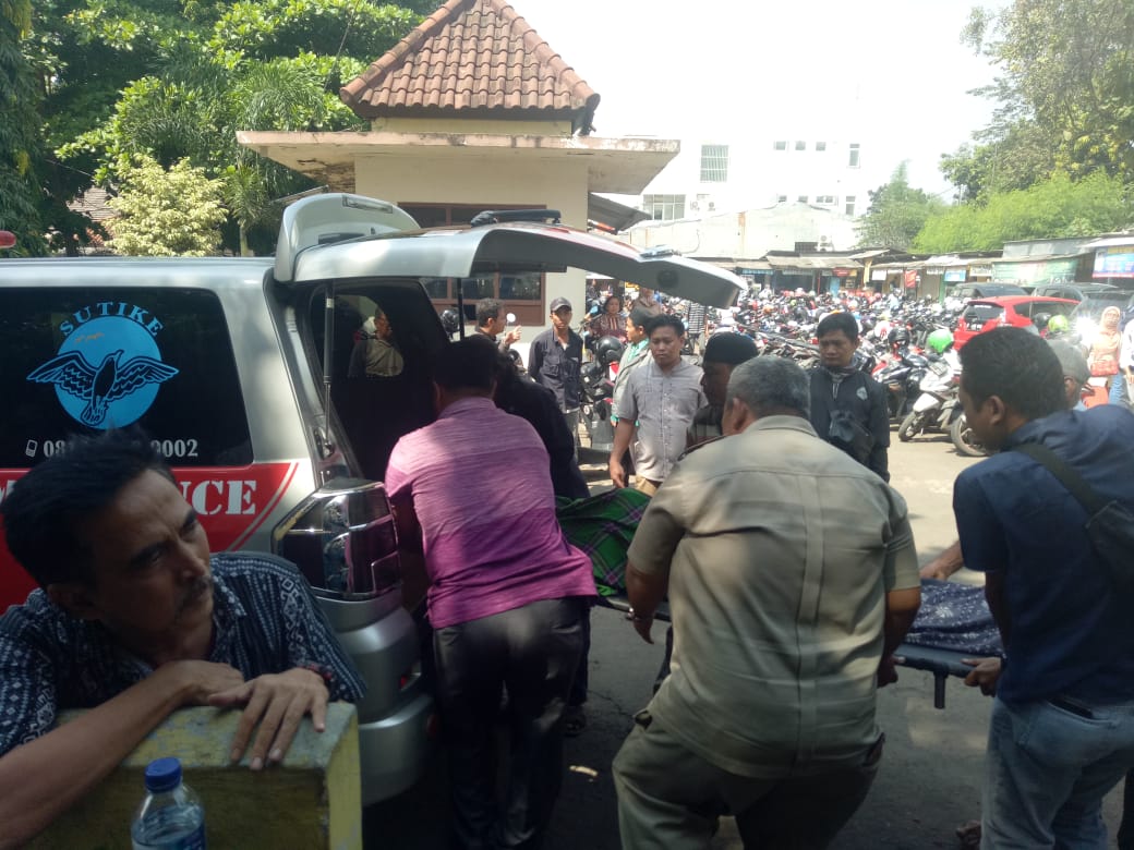 Polisi mengevakuasi jasad Kusmadi di depan kios fotokopi Acin, kantin Samsat Cikokol, Kota Tangerang pada Jumat (3/5/2019).	
