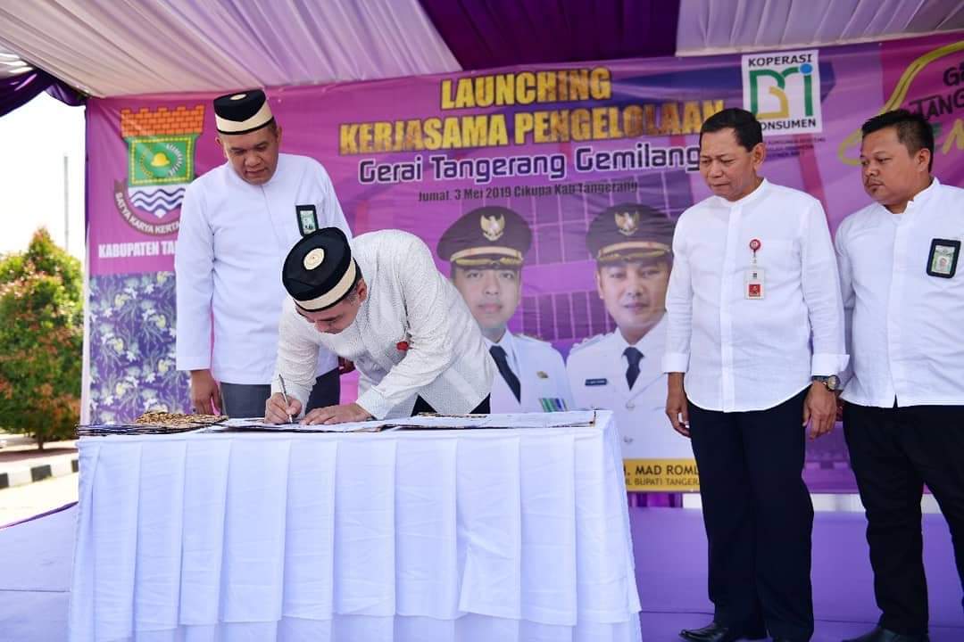 Bupati Tangerang Ahmed Zaki Iskandar meresmikan pengelolaan gerai Tangerang Gemilang dan pembukaan kafe kopi, Jumat (3/5/2019).