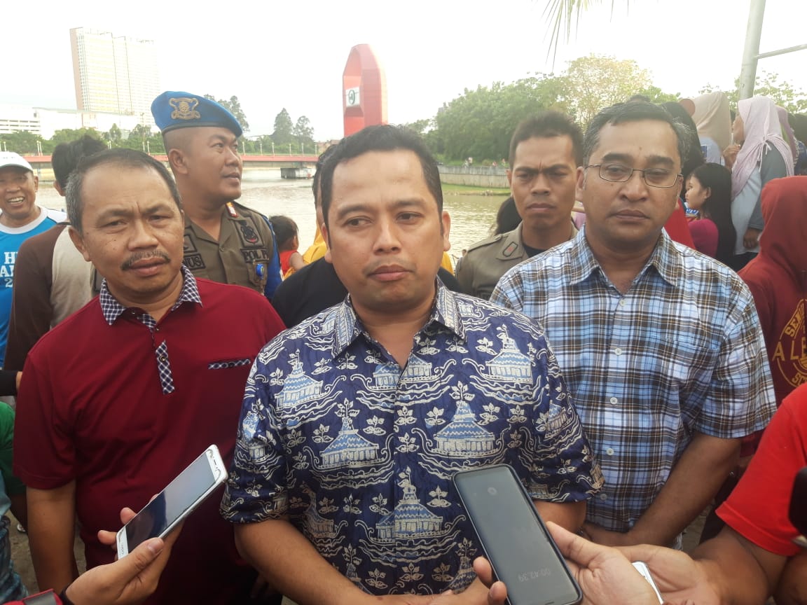 Suasana kegiatan tradisi masyarakat 'keramas bareng' dalam menyambut bulan ramadan di pinggir sungai Cisadane, Jalan Perintis Kemerdekaan, Kota Tangerang, Sabtu (4/5/2019).