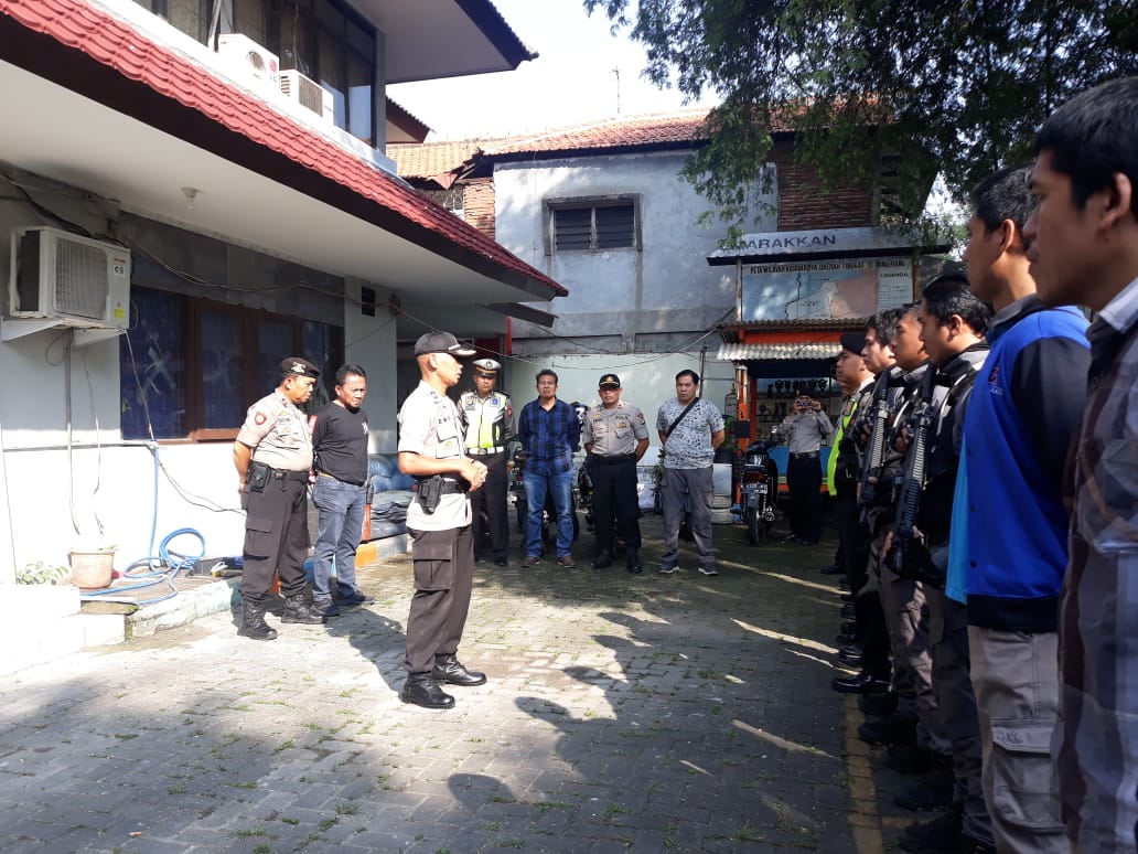 Suasana Polisi menjaga kantor KPU Kota Tangerang.