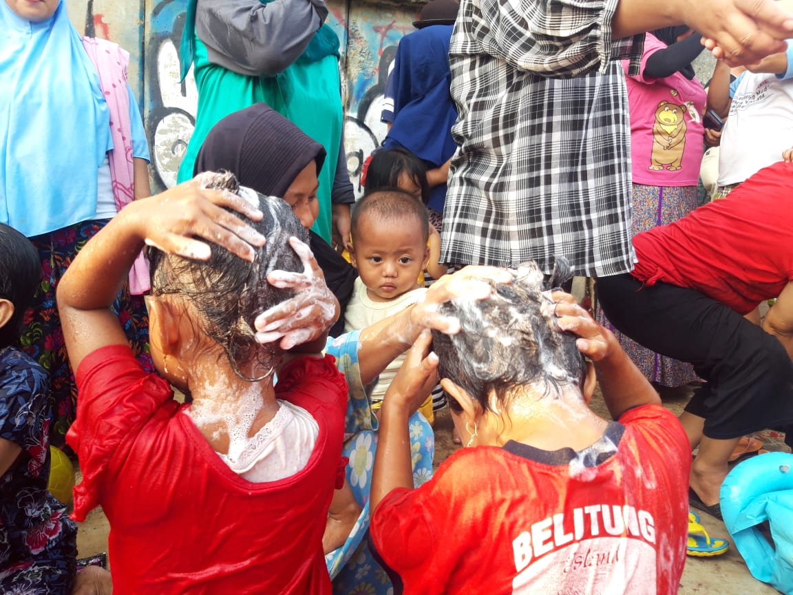 Suasana kegiatan tradisi masyarakat 'keramas bareng' dalam menyambut bulan ramadan di pinggir sungai Cisadane, Jalan Perintis Kemerdekaan, Kota Tangerang, Sabtu (4/5/2019).