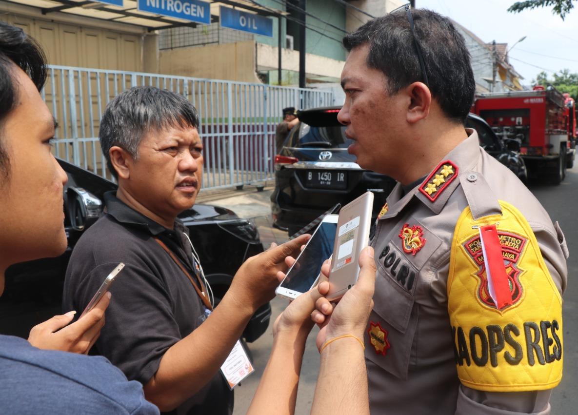 Suasana Polisi menjaga kantor KPU Kota Tangerang.