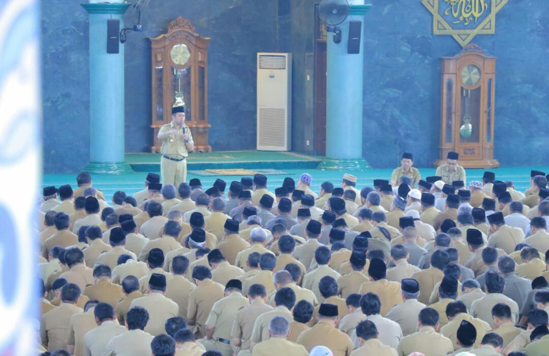 Wali Kota Tangerang Arief R Wismansyah memimpin kegiatan apel pagi dengan pengajian di masjid Raya Al-Azhom, Kota Tangerang, Senin (6/5/2019).