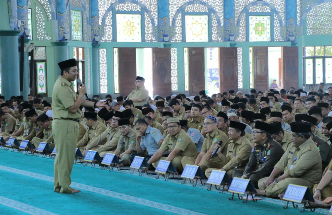 Wali Kota Tangerang Arief R Wismansyah memimpin kegiatan apel pagi dengan pengajian di masjid Raya Al-Azhom, Kota Tangerang, Senin (6/5/2019).