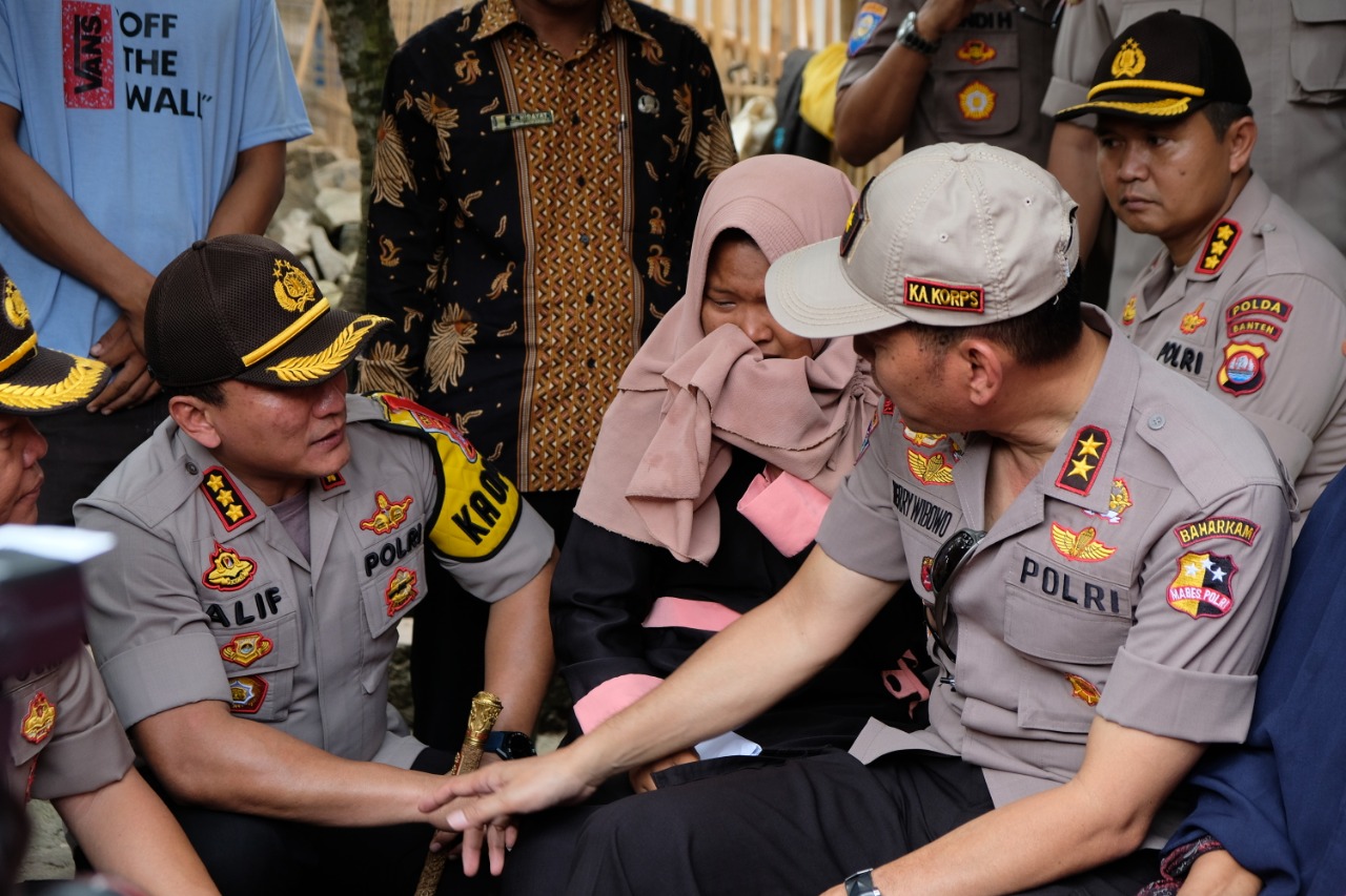 Suasana keharuan keluarga Sukrani, 58 petugas kpps yang meninggal ketika dikunjungi Kakor Binmas Baharkam Polri Irjen Pol Herry Wibowo ditemani Kapolresta Tangerang Sabilul Alif.