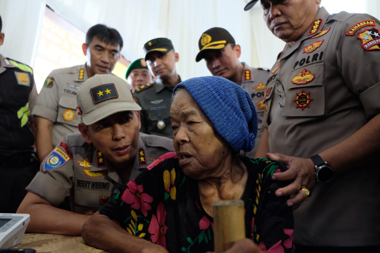 Binmas Badan Pemeliharaan Keamanan (Baharkam) Mabes Polri menggelar kegiatan bakti sosial (baksos) di aula Kantor Kecamatan Kemiri, Kabupaten Tangerang Jumat (10/5/2019).