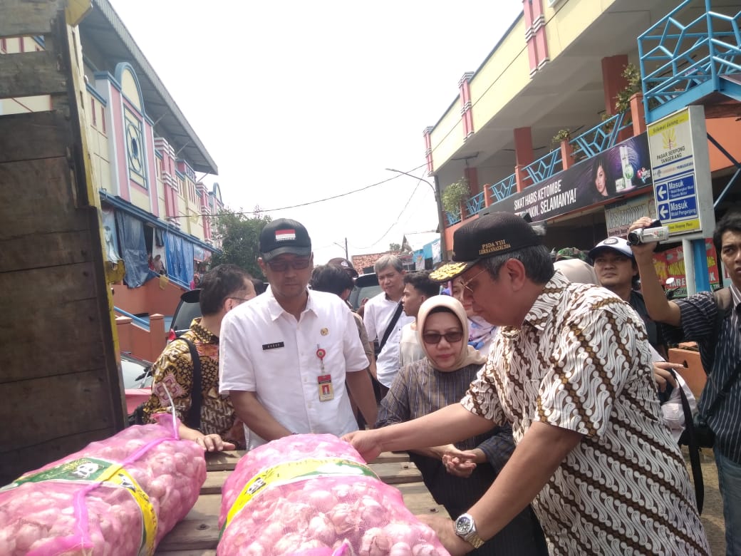 Inspektur Jenderal Kementerian Perdagangan, Srie Agustina beserta didampingi Wakil Wali Kota Tangsel, Benyamim Davnie, serta Kepala Disperindag Tangsel, Maya Mardiana saat gelar operasi pasar bagi komoditas bawang putih di Pasar Serpong, Serpong.