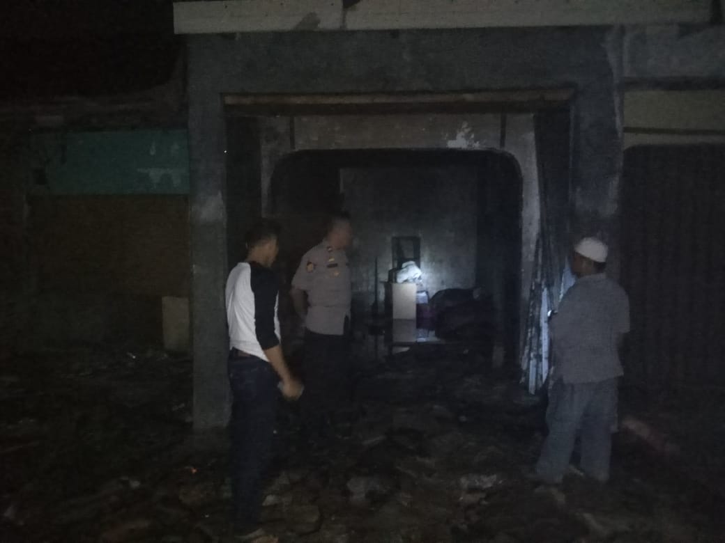 Petugas kebakaran berusaha memadamkan api yang berkobar di gudang kardus di Kampung Cisoka, RT 003/001, Desa Cisoka, Kecamatan Cisoka, Sabtu (11/5/2019) malam.