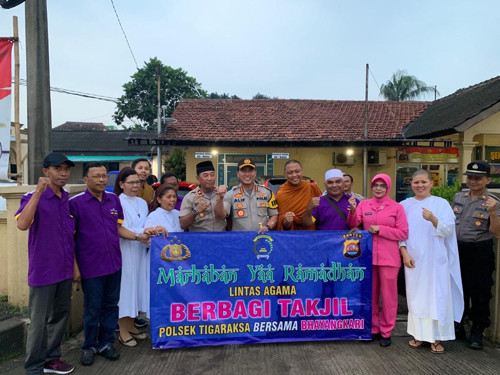 Kapolres Kota Tangerang Kombes Pol Sabilul Alif bersama tokoh forum lintas agama saat membagikan takjil kepada para pengendara yang melintas di depan Mapolsek Tigaraksa, Senin (13/5/2019).