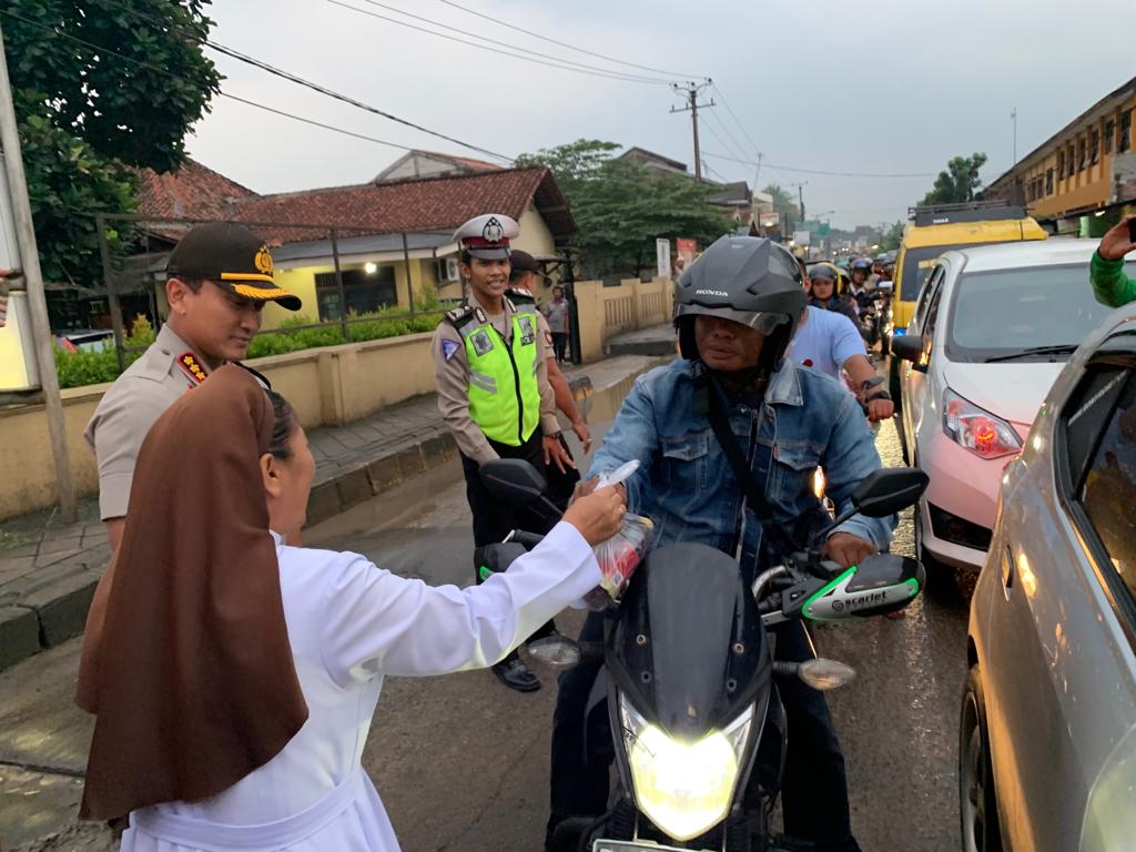 Kapolres Kota Tangerang Kombes Pol Sabilul Alif bersama tokoh forum lintas agama saat membagikan takjil kepada para pengendara yang melintas di depan Mapolsek Tigaraksa, Senin (13/5/2019).