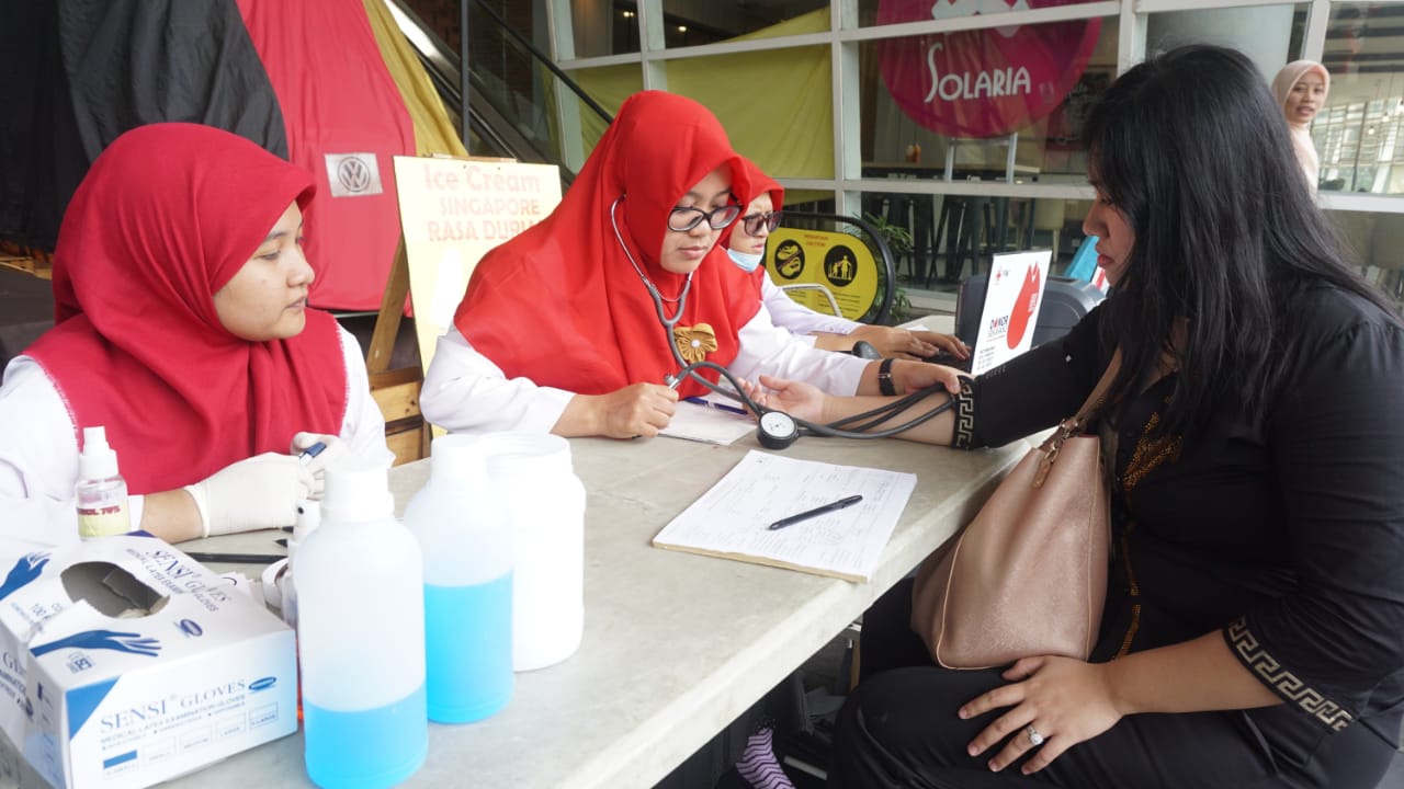 Petugas PMI Kota Tangerang saat melayani masyarakat yang mendonorkan darahnya di pusat perbelanjaan TangCity Mall.
