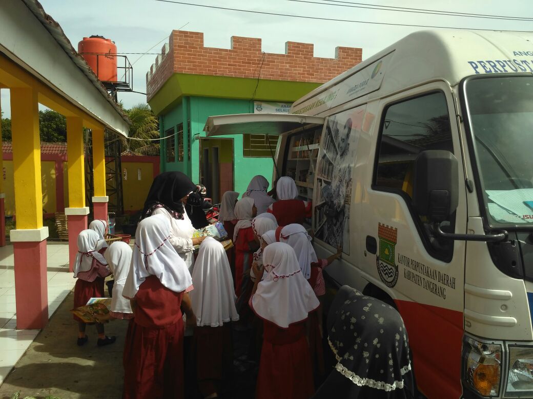 Siswa Sekolah Dasar (SD) di Kabupaten Tangerang tengah membaca di Pepustakaan Keliling.