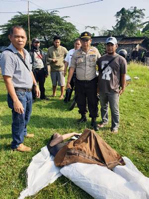 Warga sekitar saat mengevakuasi mayat yang mengambang di sungai Kampung Kadu Jaya, RT 02/02, Desa Kadu Jaya, Kecamatan Curug, Kabupaten Tangerang.