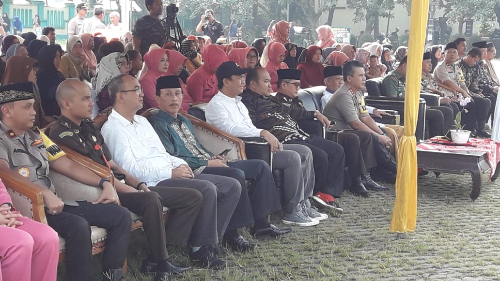 Polres Tangsel bersama Pemkot Tangsel menggelar bakti sosial dan bakti kesehatan berupa pengobatan gratis di Lapangan Kecamatan Pamulang Jl.Siliwangi Raya No.1, Pamulang Barat, Pamulang, Tangsel.