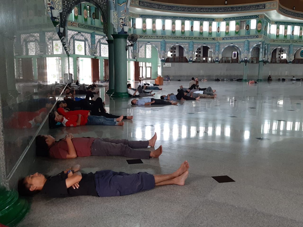 Tampak jamaah kaum muslimin beristirahat di Masjid Raya Al-Azhom, Kota Tangerang.