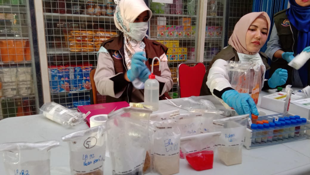 Petugas dari Dinas Kesehatan Tangsel saat melakukan pengujian Lab bahan makanan di pasar Tangerang Selatan.