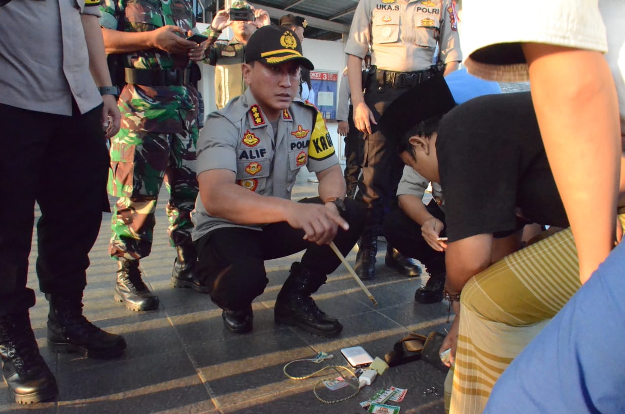 Kapolres Kota Tangerang Kombes Pol Sabilul Alif saat berbincang-bincang dengan para penumpang kereta api di Stasiun Tigaraksa.