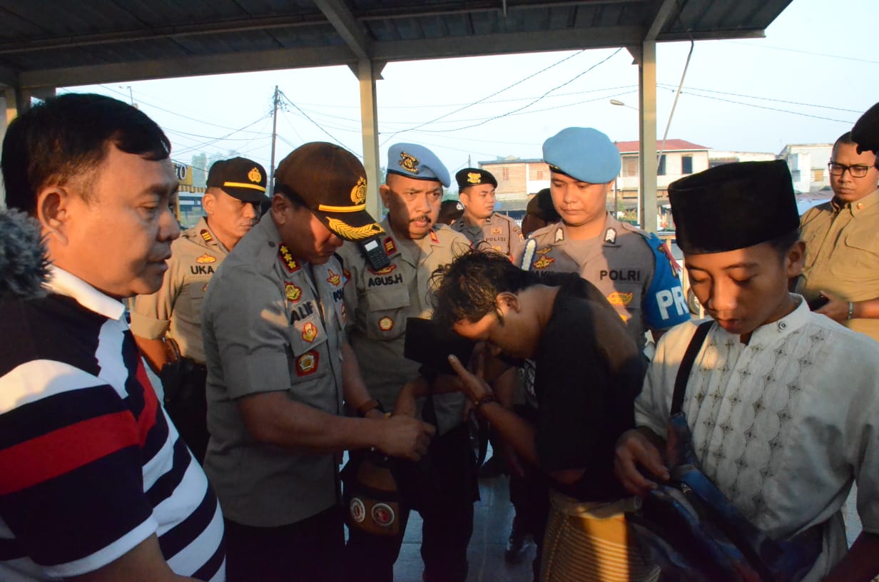 Kapolres Kota Tangerang Kombes Pol Sabilul Alif saat berbincang-bincang dengan para penumpang kereta api di Stasiun Tigaraksa.