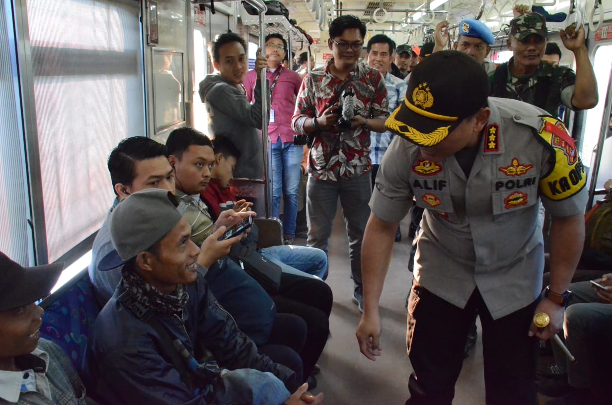 Kapolres Kota Tangerang Kombes Pol Sabilul Alif saat berbincang-bincang dengan para penumpang kereta api di Stasiun Tigaraksa.
