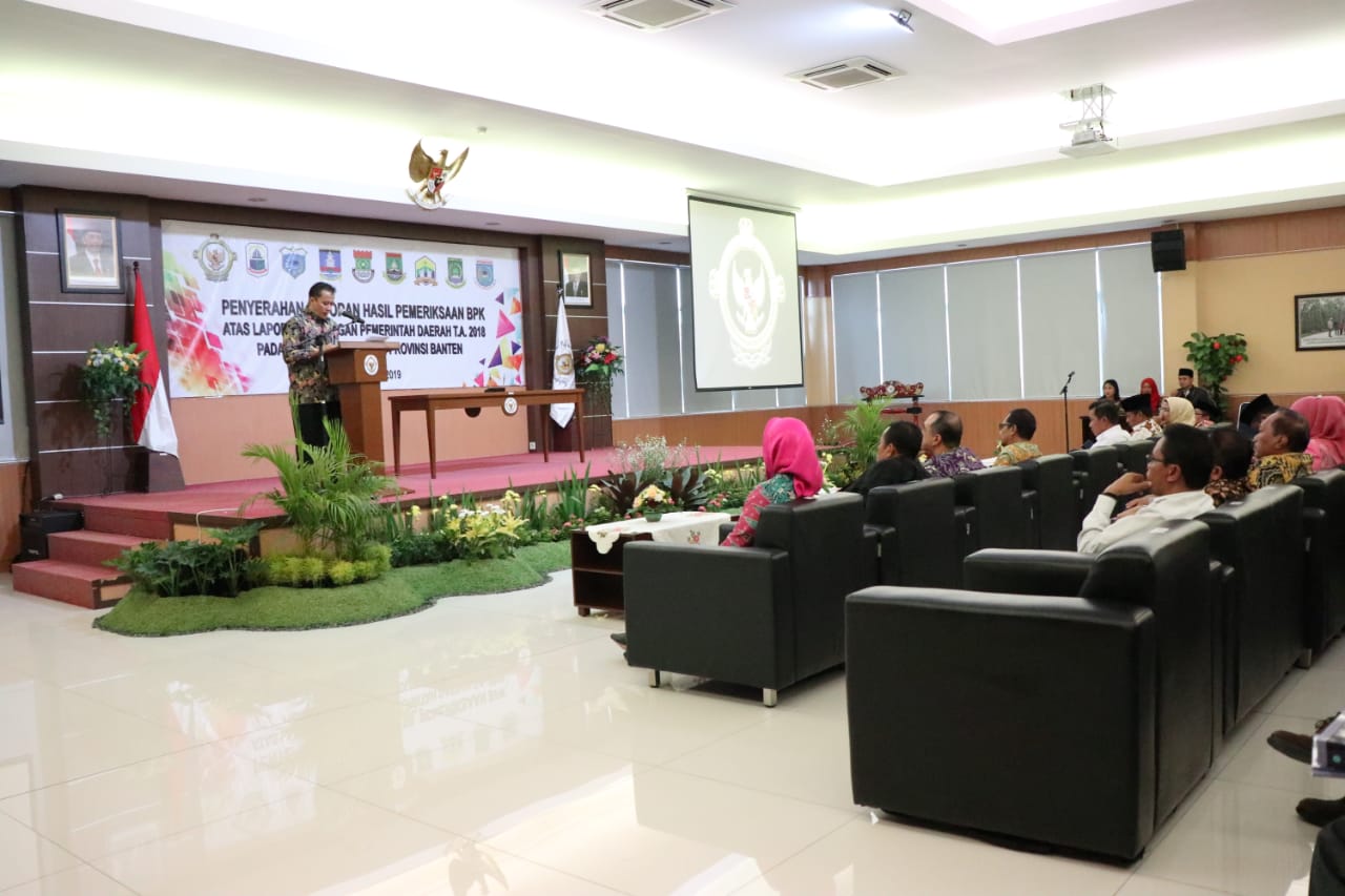 Wali kota Tangsel Airin Rachmi Diany menerima penghargaan predikat Wajar Tanpa Pengecualian (WTP) dari Badan Pemeriksaan Keuangan (BPK) Perwakilan Provinsi Banten.