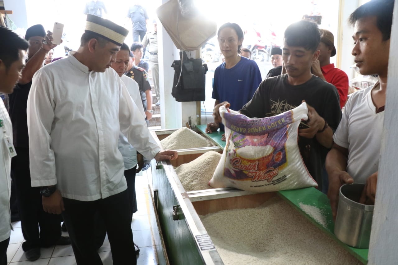 Bupati Tangerang A Zaki Iskandar saat berkomunikasi dengan pedagang daging ayam di Farmers Market Eco Plaza, Citra Raya.