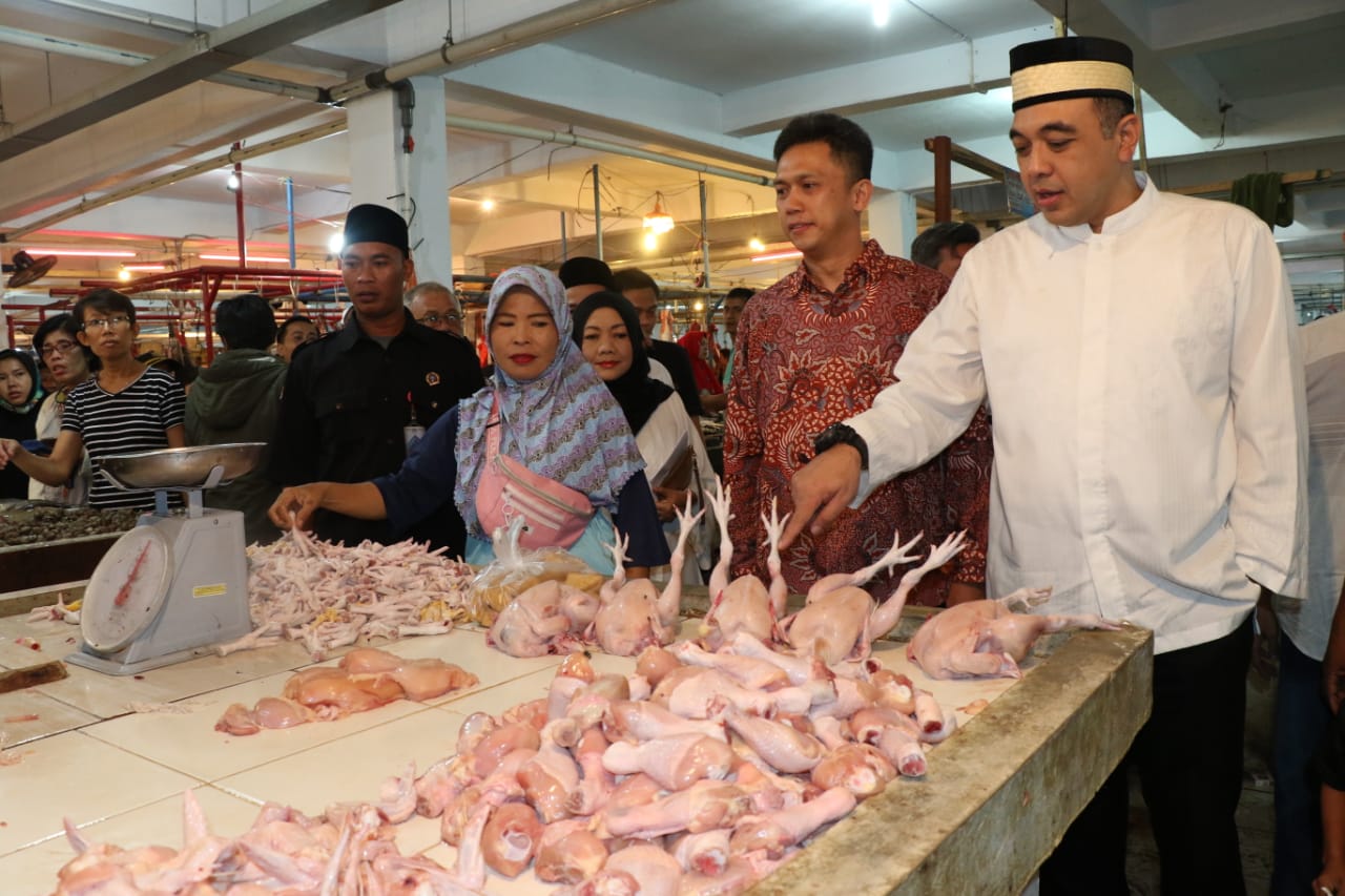 Bupati Tangerang A Zaki Iskandar saat berkomunikasi dengan pedagang daging ayam di Farmers Market Eco Plaza, Citra Raya.